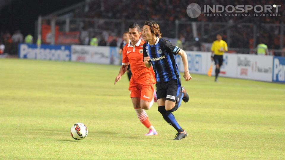 Keisuke Iwashita berhadapan head to head dengan Ismed Sofyan.